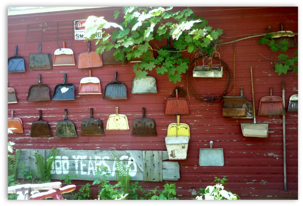 Dustpan Display Hippie Tom's